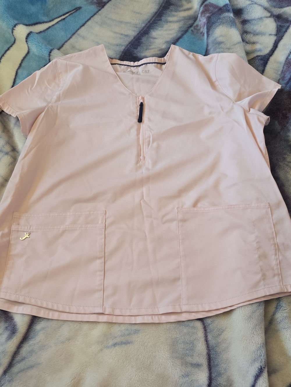 Women's Light Pink V-Neck Short Sleeve Top with Front Pockets